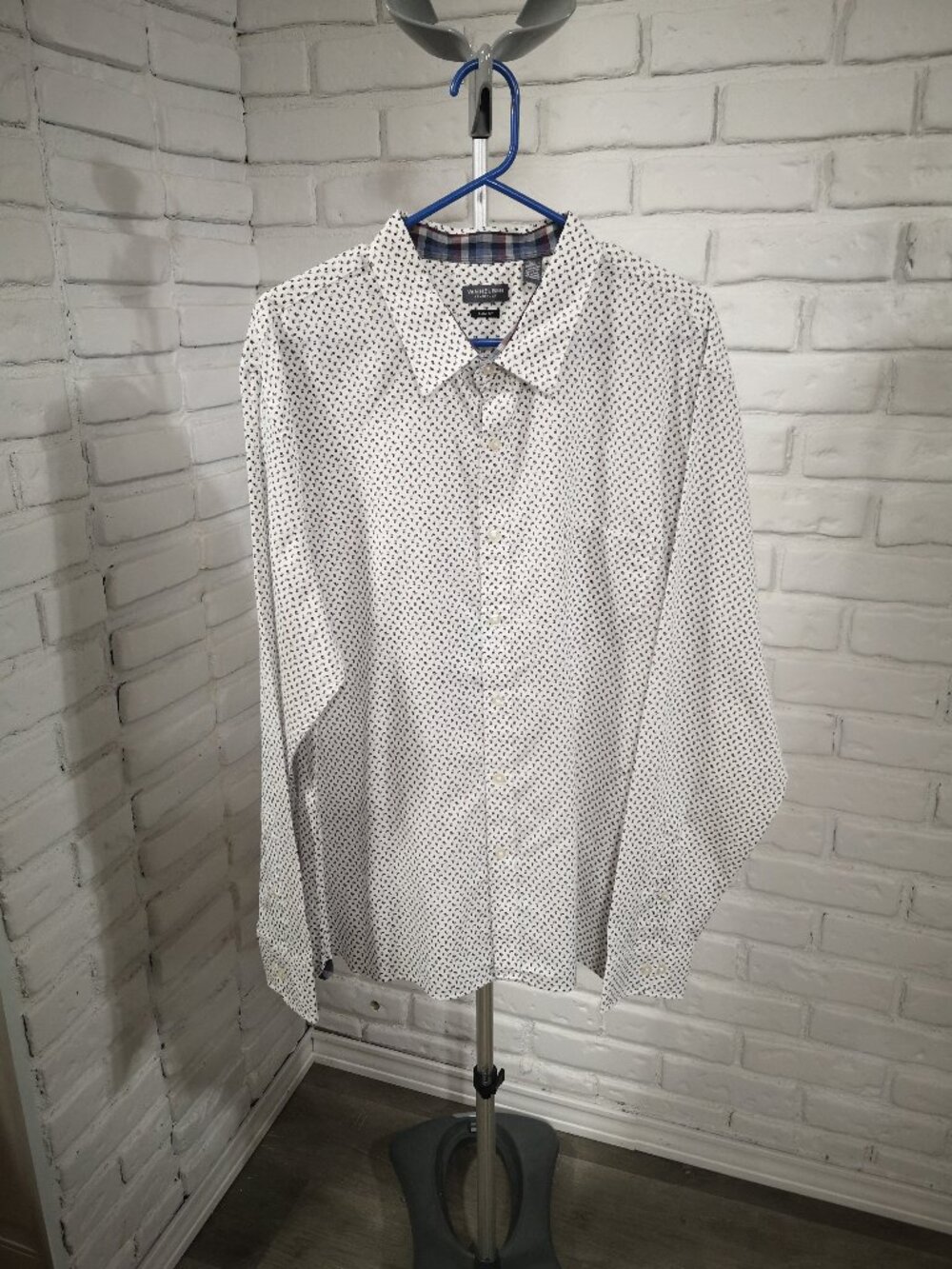Van Heusen Men's Size XXL White w/ Tiny Rose Pattern Slim Fit Never Tuck Shirt